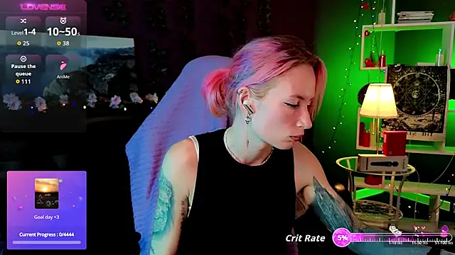 Snapshot of _HelenCarter chatting on 10.20.25 HelenCarter online show from 10.20.25