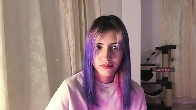 Snapshot of linnie_ chatting on 12.12.24 linnie  online show from 12.12.24