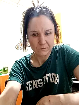 Holly Bette online show from 02.04.25