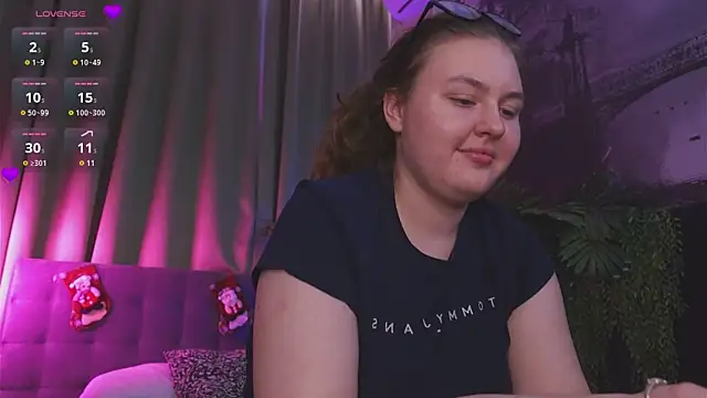 Snapshot of Mia__Peach chatting on 12.08.24 Mia Peach online show from 12.08.24