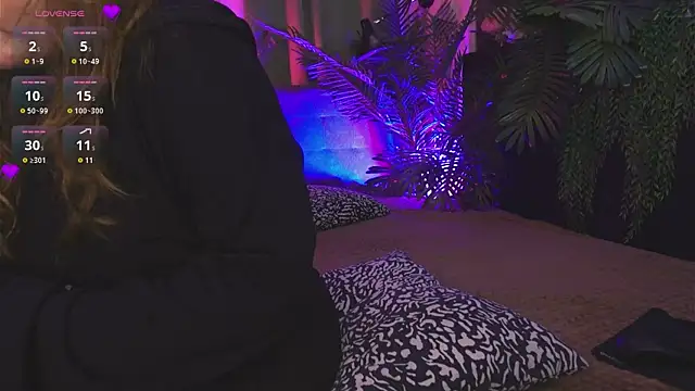 Snapshot of Mia__Peach chatting on 12.11.24 Mia Peach online show from 12.11.24