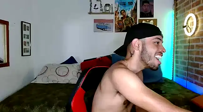 Snapshot of colinbrown chatting on 03.08.25 colinbrown online show from 03.08.25