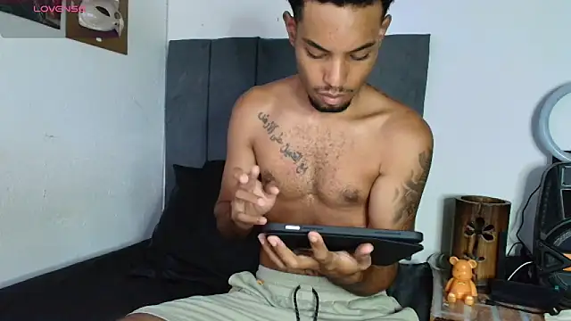 Snapshot of colinbrown chatting on 10.04.25 colinbrown online show from 10.04.25