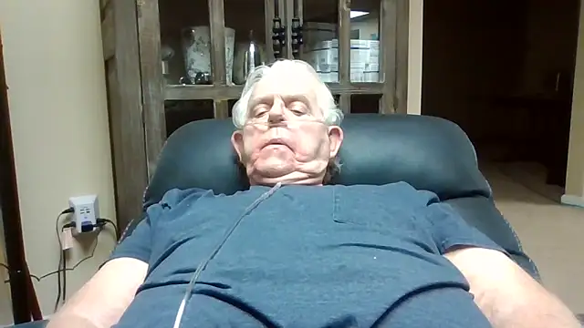 Snapshot of bootlegmanz chatting on 04.14.26 bootlegmanz online show from 04.14.26