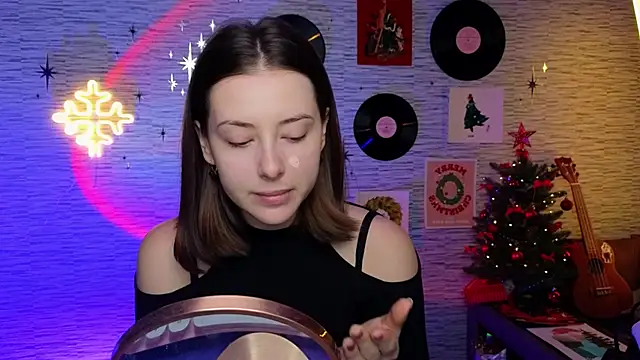 Snapshot of GloriaElmer chatting on 12.19.24 GloriaElmer online show from 12.19.24