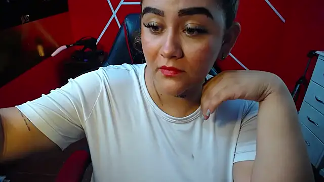 Snapshot of loly_bigbooty4u chatting on 11.23.25 loly bigbooty4u online show from 11.23.25