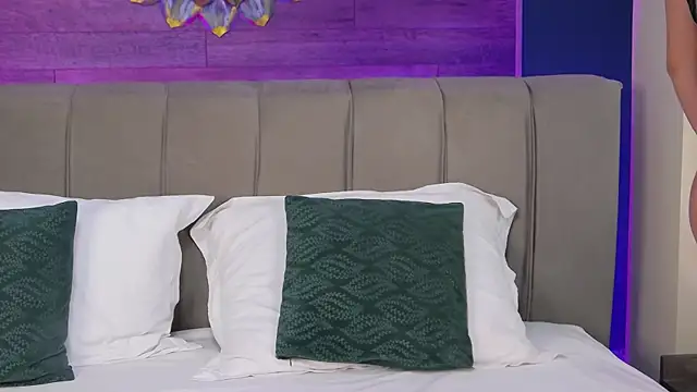 LoraDevine online show from 01.08.26