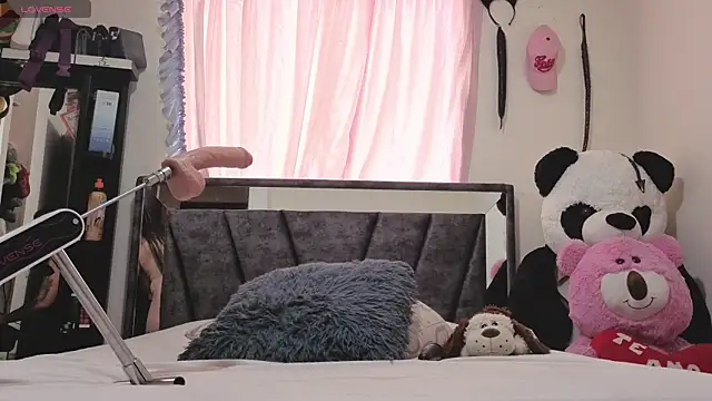 Hotsamantamature online show from 10.18.25