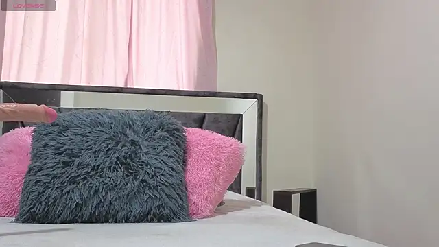 Hotsamantamature online show from 11.07.25