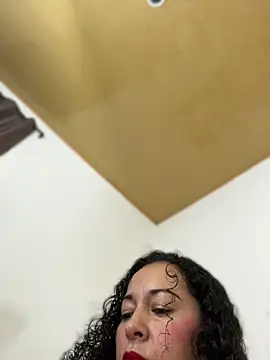 Snapshot of luisa_curli chatting on 04.25.26 luisa curli online show from 04.25.26