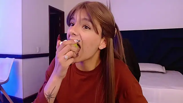 Snapshot of peyton_golden1 chatting on 04.10.26 peyton golden1 online show from 04.10.26