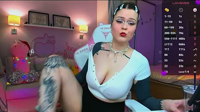 Snapshot of lisa_moonlight chatting on 12.16.24 lisa moonlight online show from 12.16.24