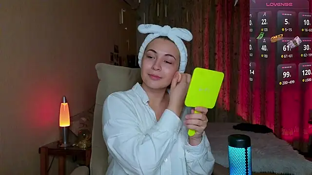 LisaCase online show from 11.28.25