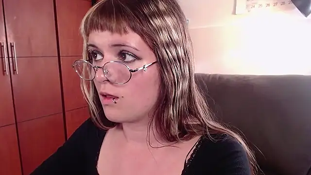 NEXT DOOR GIRL  online show from 11.08.25