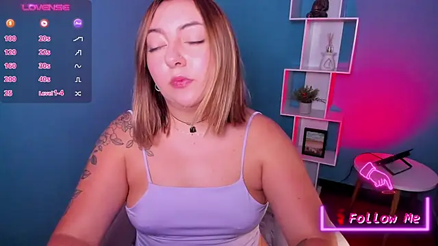 Snapshot of miaawild chatting on 02.11.25 miaawild online show from 02.11.25