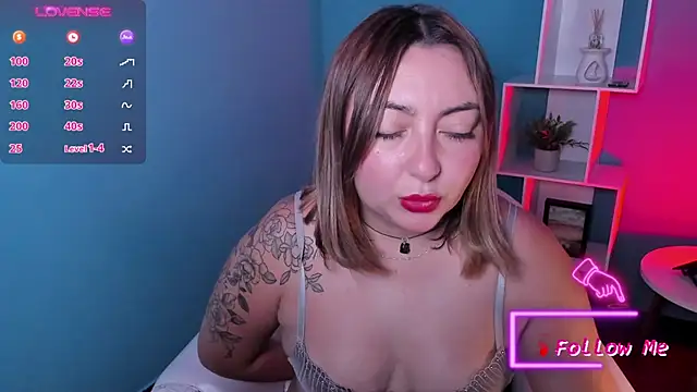 Snapshot of miaawild chatting on 02.18.25 miaawild online show from 02.18.25