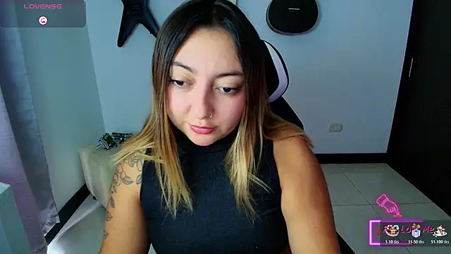 Snapshot of miaawild chatting on 10.19.25 miaawild online show from 10.19.25