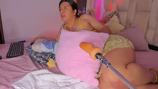 Snapshot of brendaruiz chatting on 03.18.25 brendaruiz online show from 03.18.25