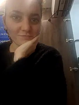 Snapshot of LinaPonti chatting on 10.22.25 LinaPonti online show from 10.22.25