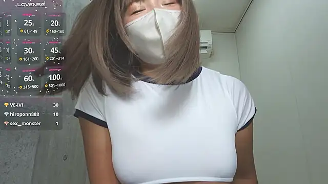 Snapshot of sara__xx__love chatting on 10.19.25 sara  xx  love online show from 10.19.25