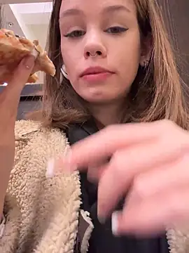 Snapshot of Street_young chatting on 02.14.25 Street young online show from 02.14.25