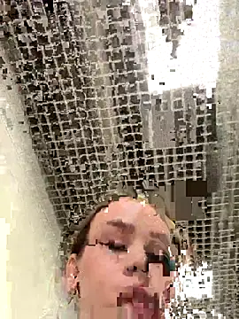 Snapshot of Street_young chatting on 11.14.25 Street young online show from 11.14.25