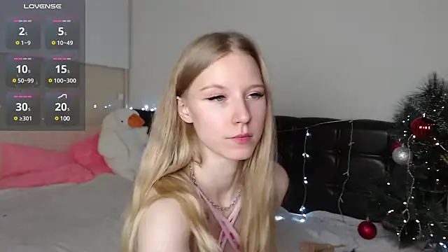 Snapshot of Cutieblondegirl chatting on 01.05.25 Cutieblondegirl online show from 01.05.25