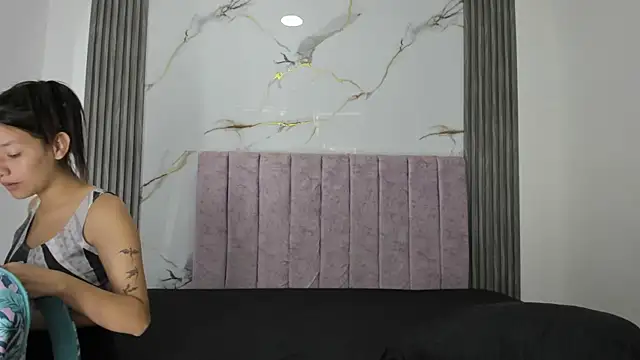 Snapshot of FerneyManti chatting on 04.24.26 FerneyManti online show from 04.24.26