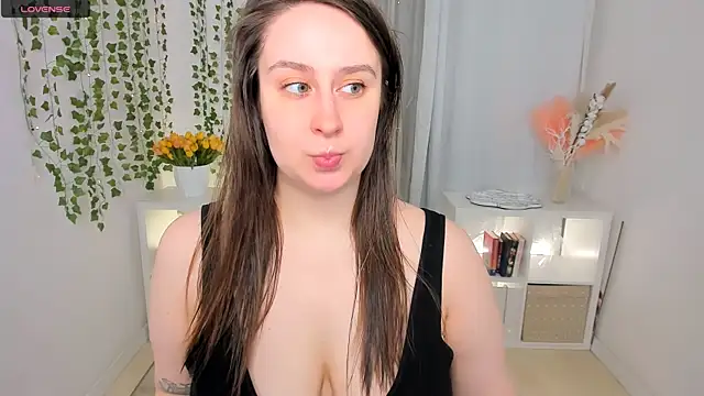 Snapshot of Lattea chatting on 05.29.26 Lattea online show from 05.29.26