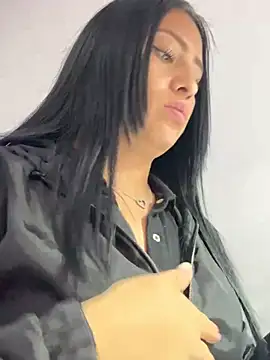 Snapshot of Sara_luna_ chatting on 03.19.25 Sara luna online show from 03.19.25