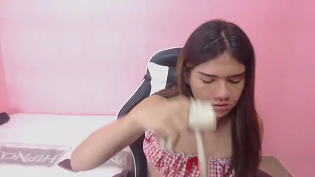 Snapshot of DEMI_LEED chatting on 02.04.25 DEMI LEED online show from 02.04.25