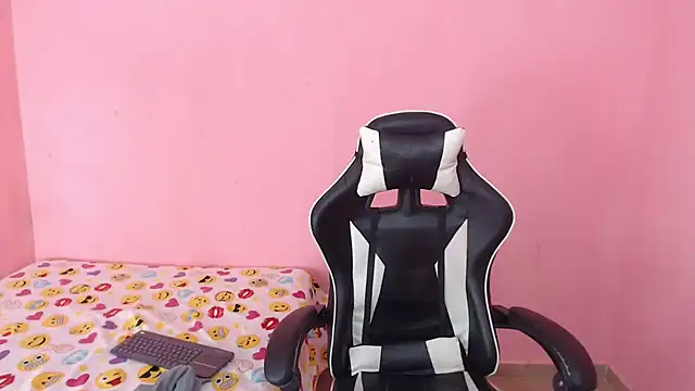 Snapshot of DEMI_LEED chatting on 02.08.25 DEMI LEED online show from 02.08.25