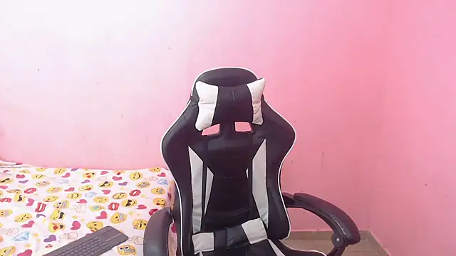 Snapshot of DEMI_LEED chatting on 02.13.25 DEMI LEED online show from 02.13.25