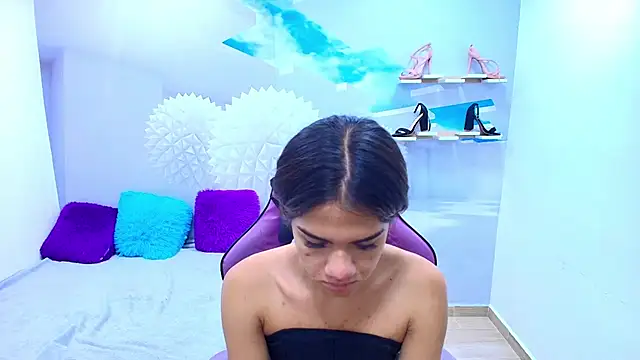 Snapshot of DEMI_LEED chatting on 10.09.25 DEMI LEED online show from 10.09.25