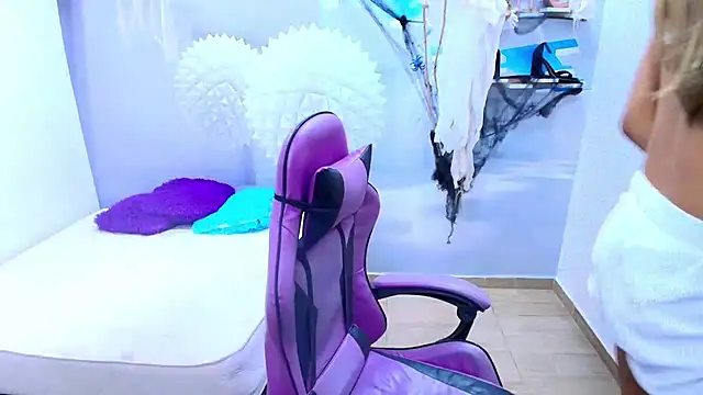 Snapshot of DEMI_LEED chatting on 10.23.25 DEMI LEED online show from 10.23.25