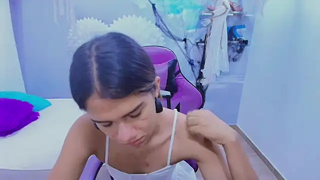 Snapshot of DEMI_LEED chatting on 11.01.25 DEMI LEED online show from 11.01.25