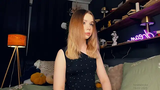 Snapshot of DominikaElis chatting on 02.19.25 DominikaElis online show from 02.19.25