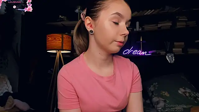 Snapshot of DominikaElis chatting on 02.23.25 DominikaElis online show from 02.23.25