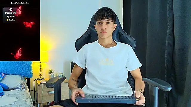 Snapshot of _CamiloBass chatting on 06.21.26 CamiloBass online show from 06.21.26