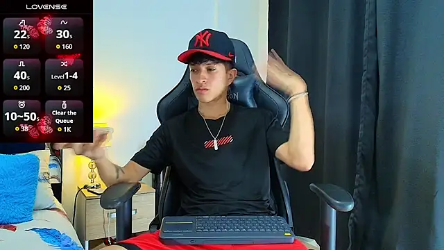 Snapshot of _CamiloBass chatting on 07.07.26 CamiloBass online show from 07.07.26