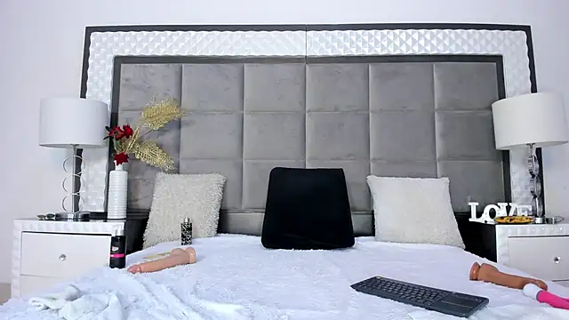 Snapshot of OliviaBurning chatting on 02.02.25 OliviaBurning online show from 02.02.25