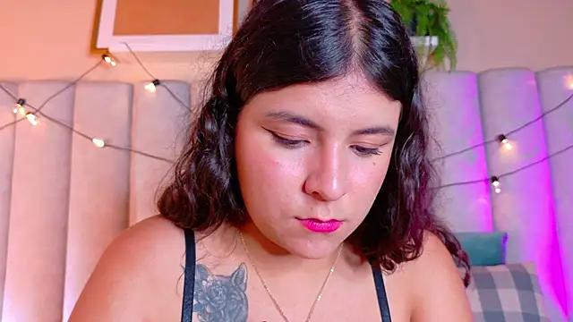 Snapshot of EngelStone chatting on 11.22.25 EngelStone online show from 11.22.25