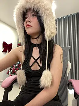 Snapshot of -rosiie- chatting on 12.12.24 -rosiie- online show from 12.12.24