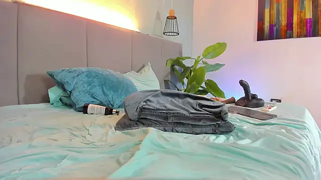 Annie-Wolf online show from 02.28.25