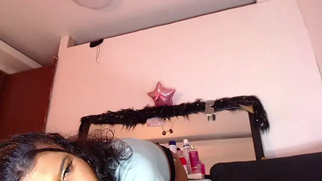 DaniBoom12 online show from 02.18.25