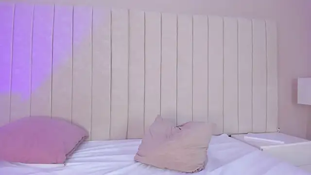 Littleolivia  online show from 01.31.25