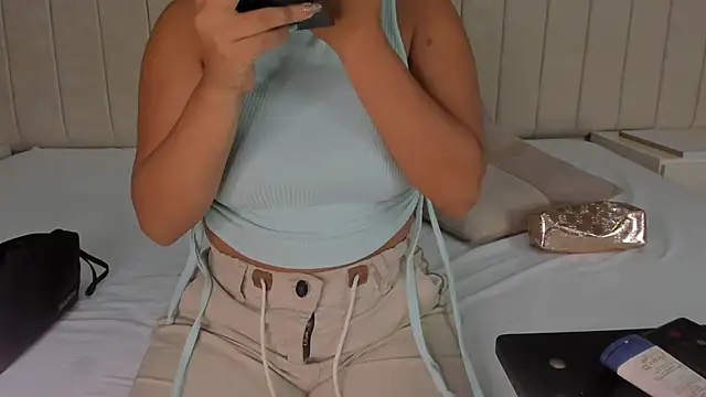 Littleolivia  online show from 02.25.25