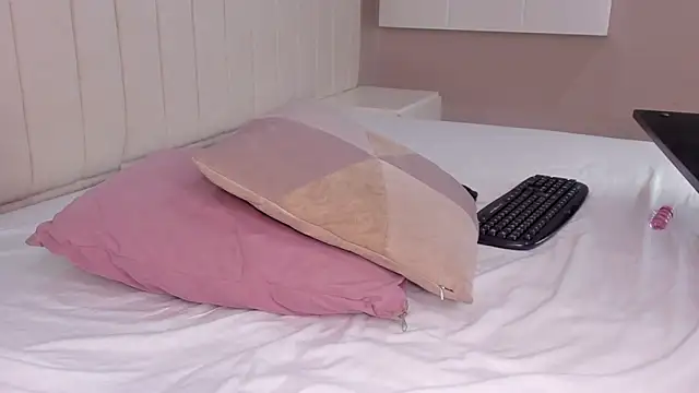 Littleolivia  online show from 03.15.25