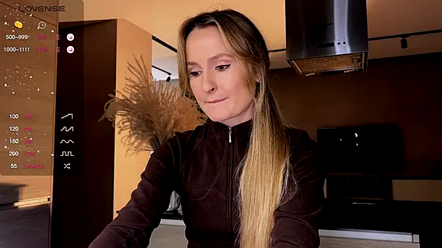 Snapshot of Peach__juice chatting on 12.04.24 Peach juice online show from 12.04.24