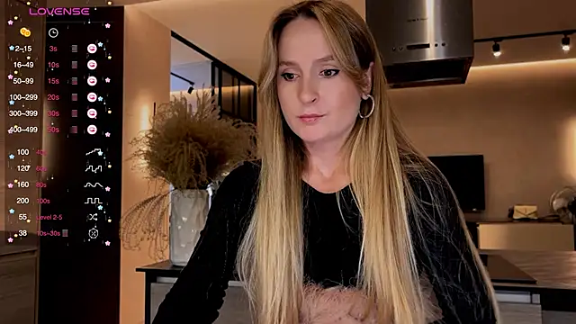 Snapshot of Peach__juice chatting on 12.14.24 Peach juice online show from 12.14.24